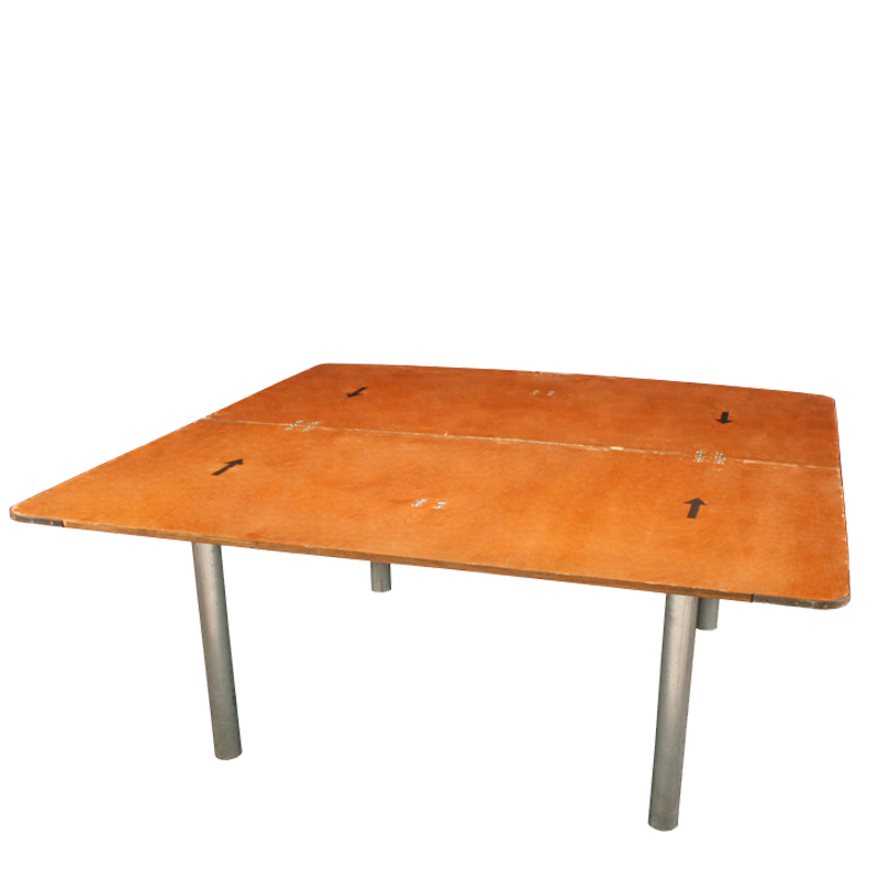 Mesa cuadrada 153 x153 cm para alquilar